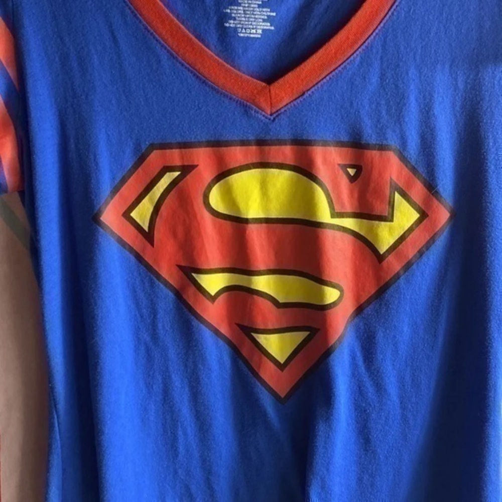 Superman T-Shirt with Removable Cape Boys Size 2XL V-Neck Pullover